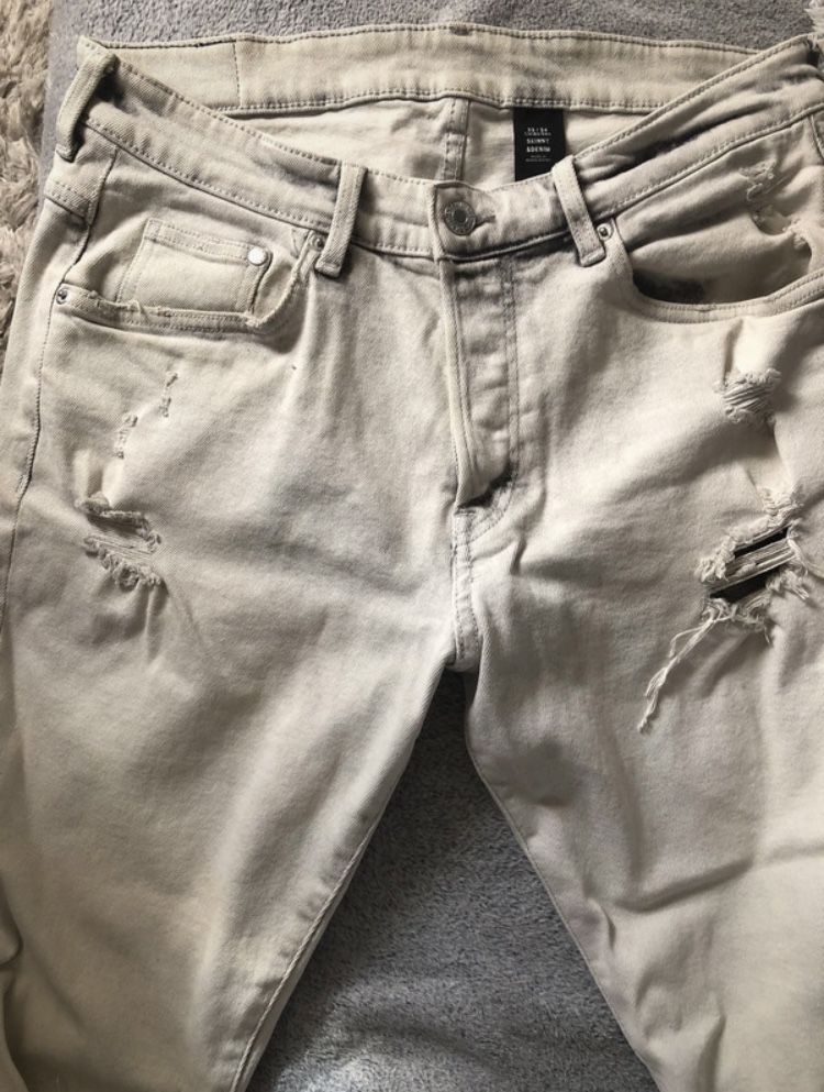 Jasne skinny jeansy z przetarciami