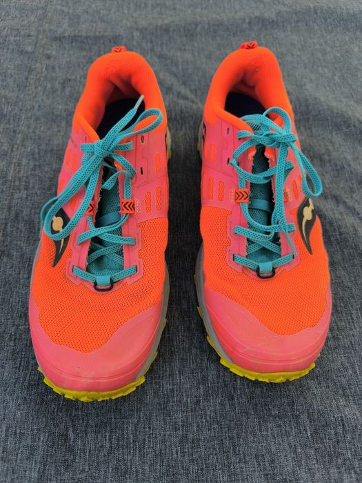 Conjunto de 4 pares de sapatilhas usadas