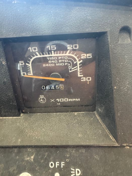 Tractor Case Internacional 275 com Alfaias, reboque e apenas 645h!