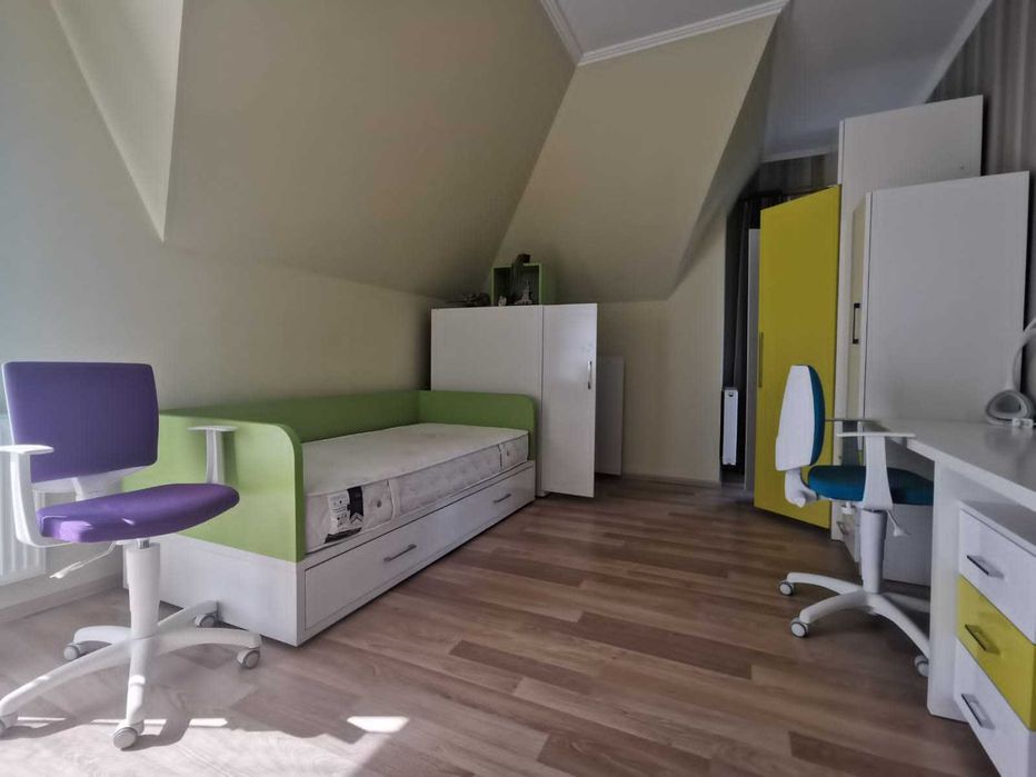 Дитяча кімната стіл шафа крісло тумба