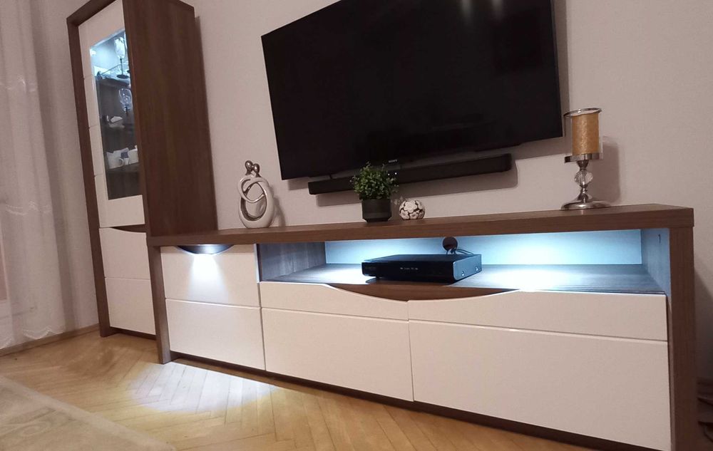 Sprzedam szafka rtv i witryna.