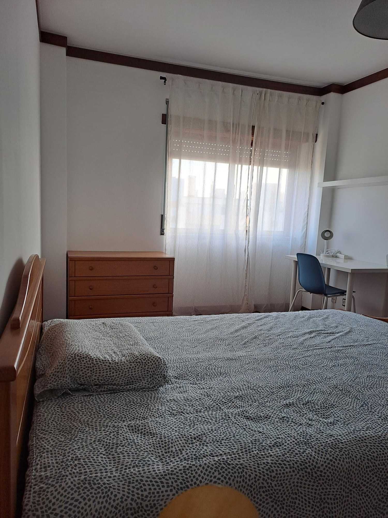 Aluga-se quarto a professores.