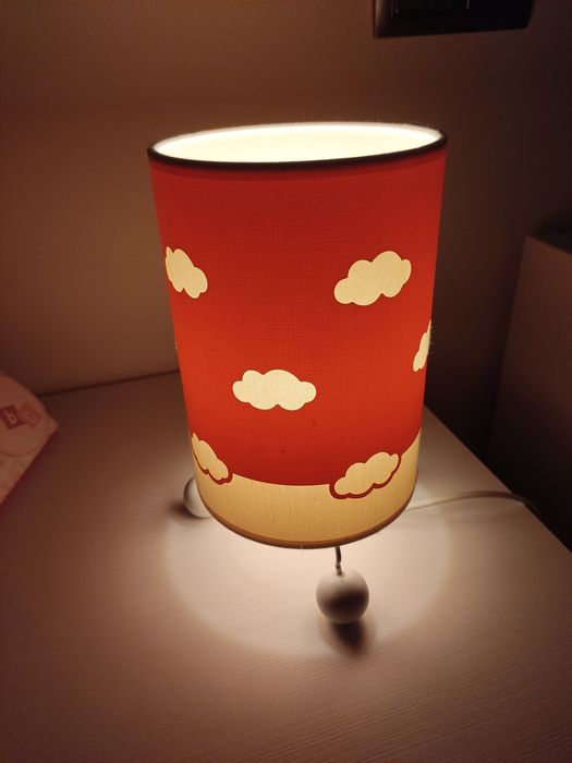 Candeeiro infantil em rosa bebe com nuvens