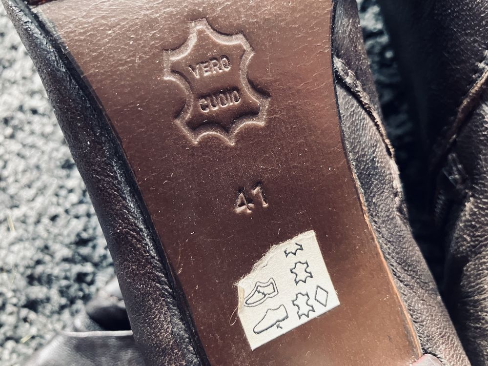 Buty skórkowe na obcasie, jesienne