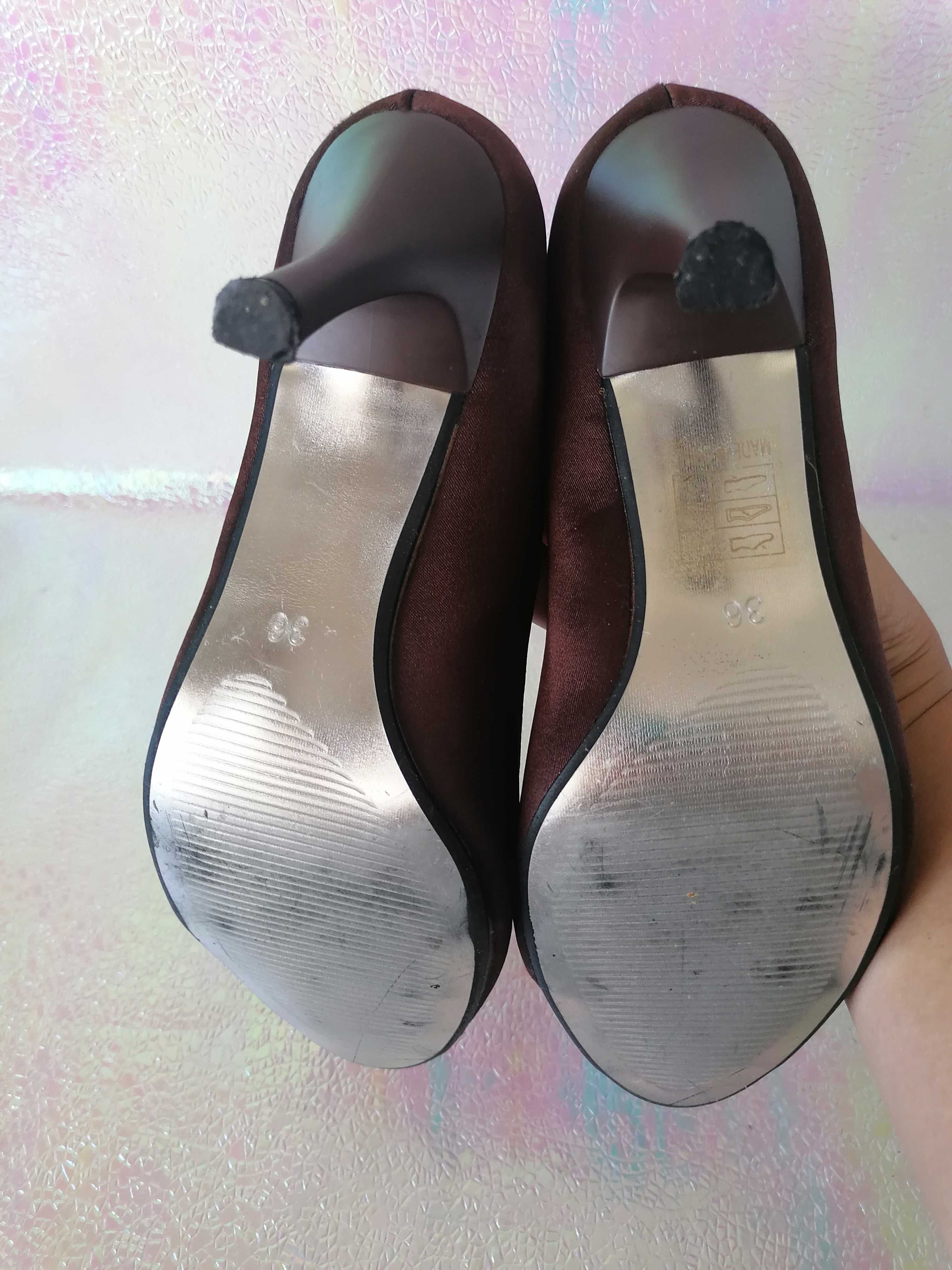 Sapatos castanhos acetinados com aplicação brilhante