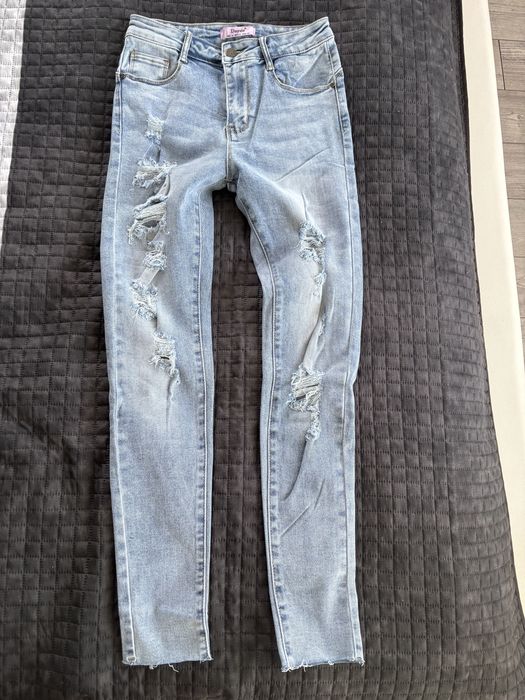 Spodnie jeansy firmy Daisie z dziurami nowe