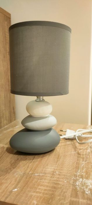 Candeeiros de mesa, em tons de cinza