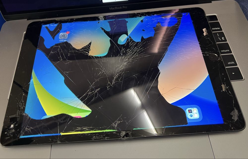 Продам планшет розбитий apple iPad 9th generation 32gb lte 3G a2603