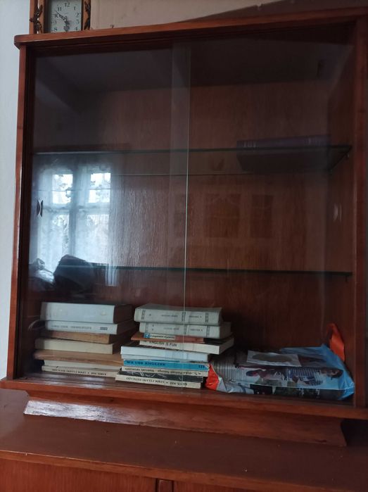 stara drewniana szafka, witryna