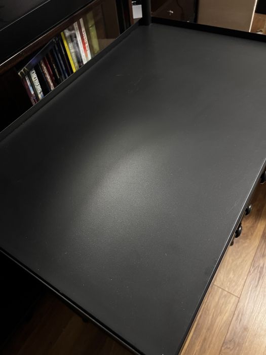 Czarna metalowa szafka z lustrem IKEA KORNSJO