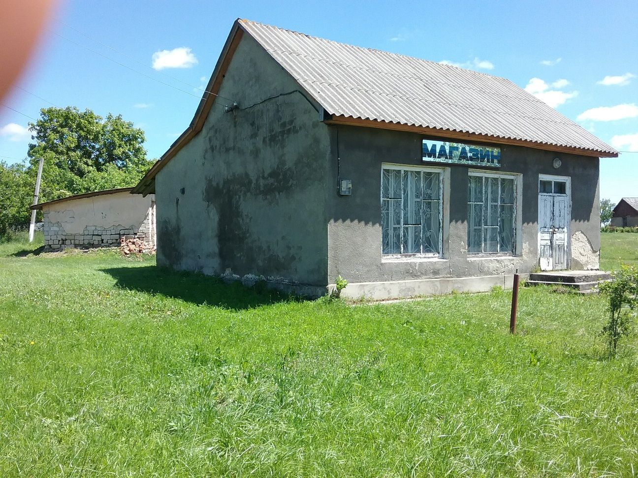 Здание магазина и земельный участок