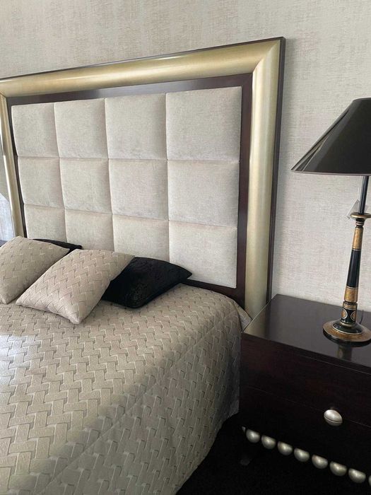 Cama de casal com cabeceira estofada e mesas de cabeceira incluídas