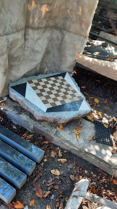 Шахматна плита із граніта по типу три д