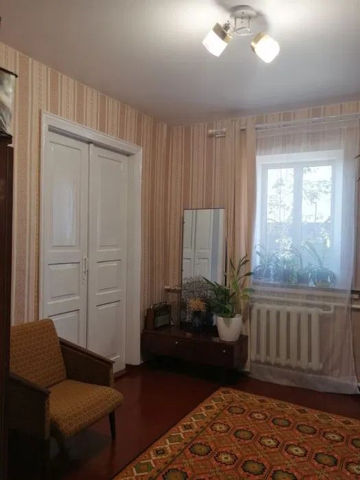 Продам будинок з ексклюзивною земельною ділянкою в центрі міста.