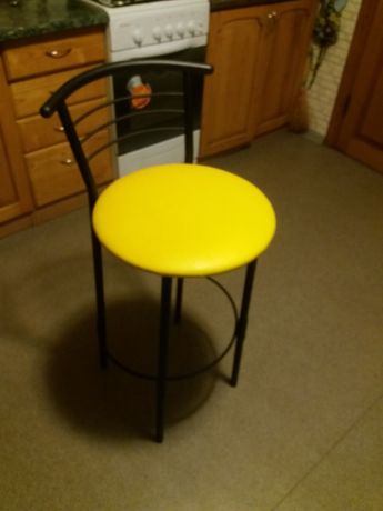 Барный стул желтый