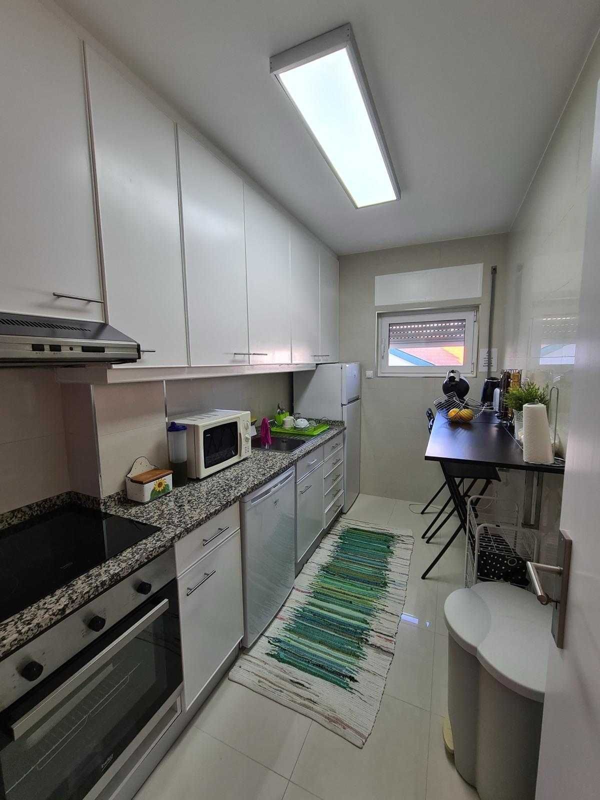 Quarto estudantes raparigas a 1 min a pé do ISCAP  e 10 min do S. João