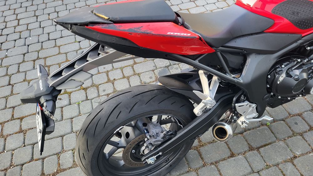 Honda CB 1000 Hornet po slizgu