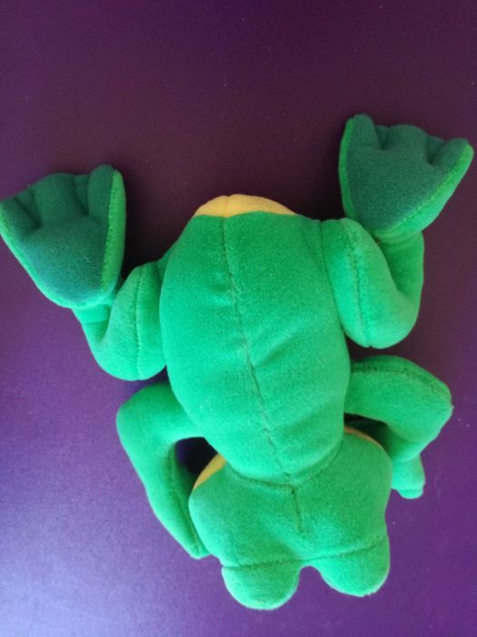 Rã de peluche de lábios vermelhos