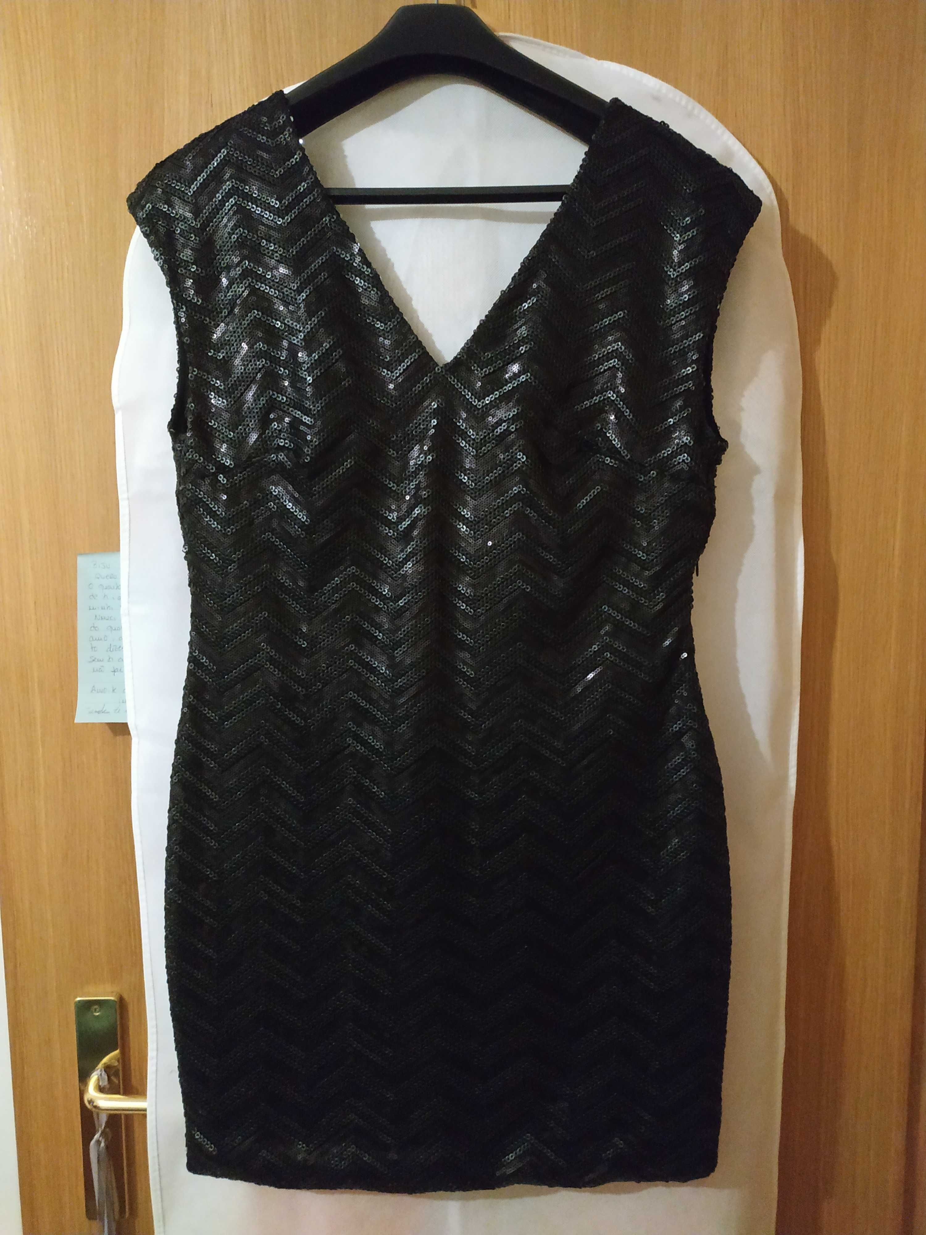 Vestido preto de missangas