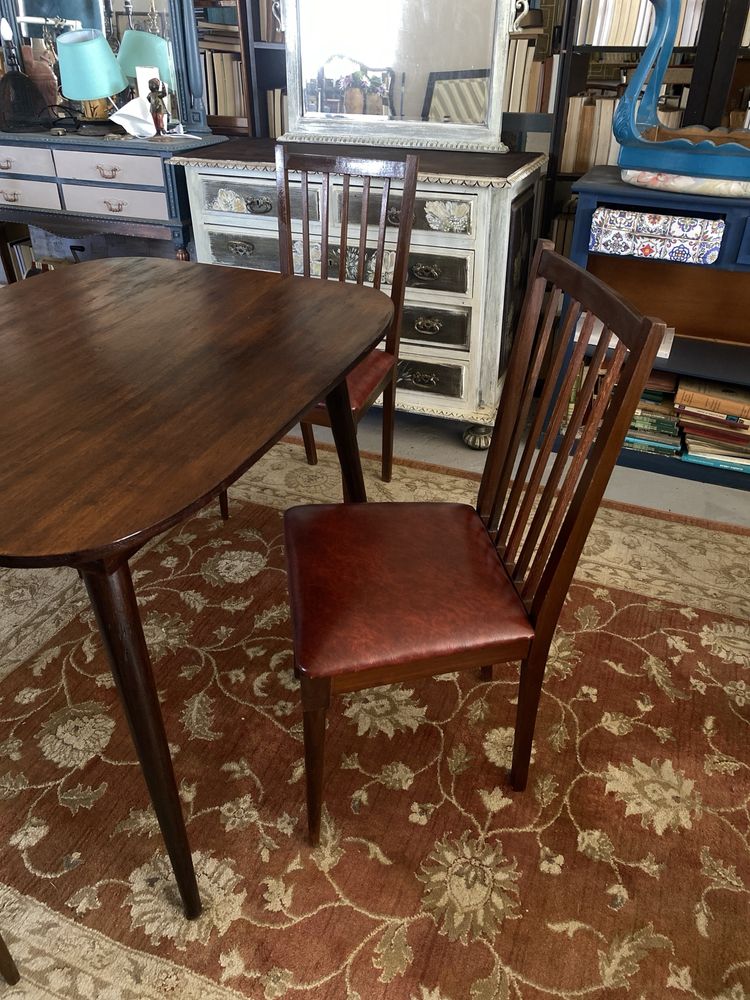 Conjunto mesa e 4 cadeiras olaio