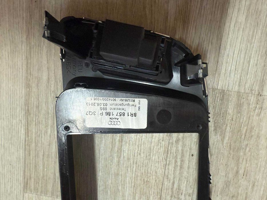 Рамка накладка корпус  8R1857186P навигация mmi Audi q5 Q5 Ауди Кью 5