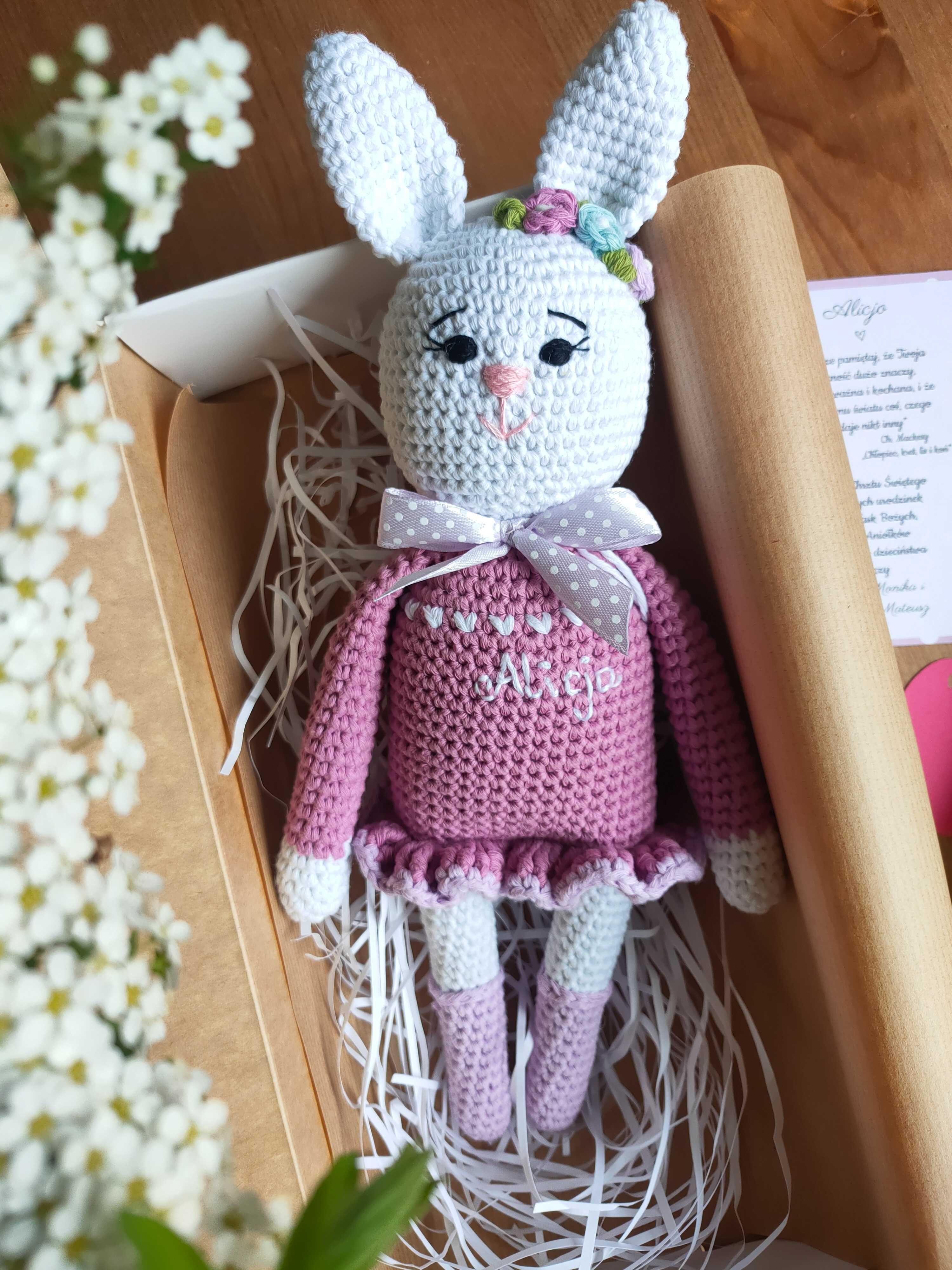 Maskotka Króliczek na szydełku amigurumi w pudełku