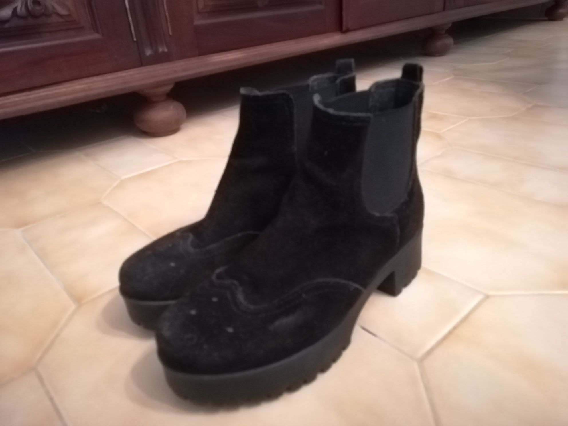 Botas com plataforma de camurça pretas