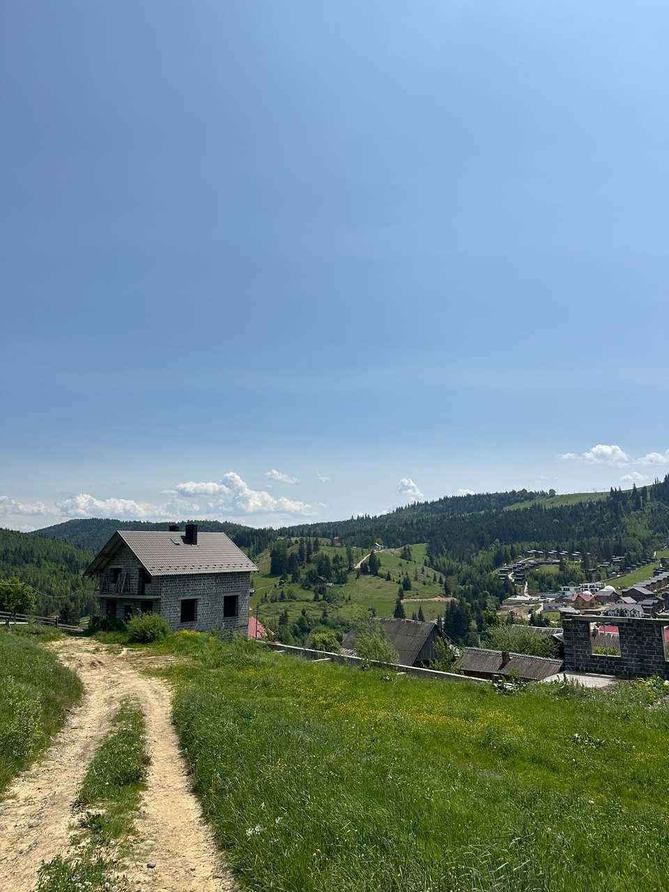 Продаж ексклюзивної земельної ділянки з будинком у  Буковелі!