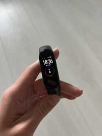 Электронные часы Xiaomi Mi Band 4