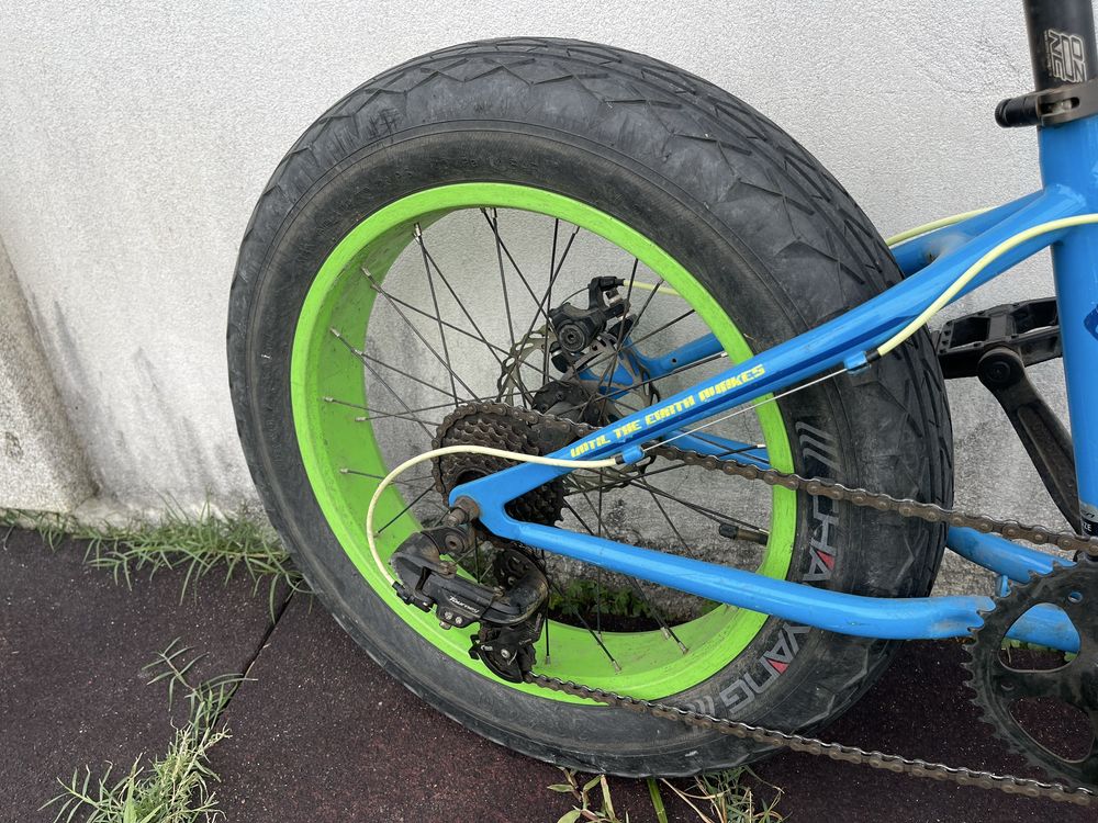Fat bike , par ( gemeos )