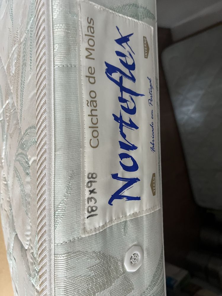 Vendo cama com colchão e mesinha de cabeceira