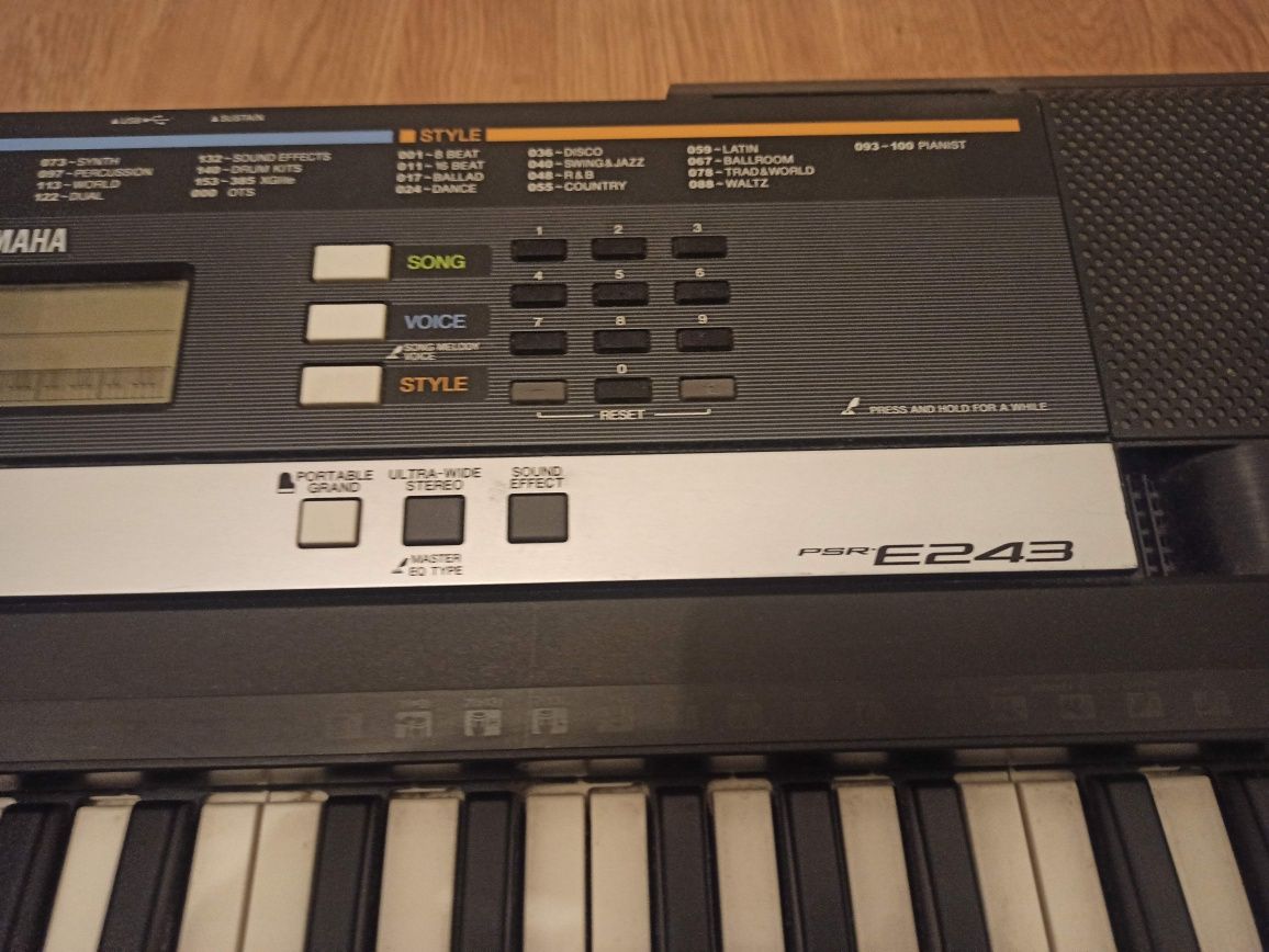 Teclado piano Yamaha PSR-E243 61 teclas