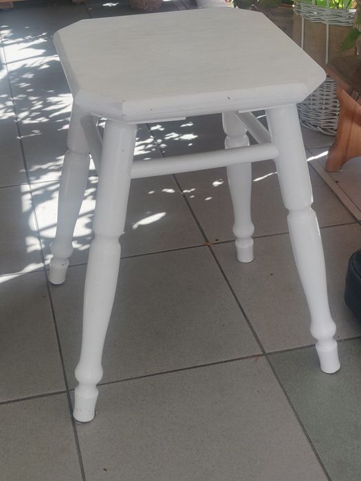 Stabilny taboret drewniany