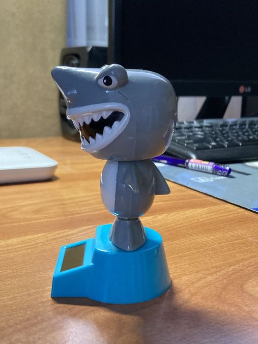 Танцююча акула з сонячною батареєю