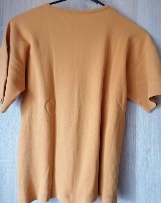 Bluzka z krótkim rękawem. Z przodu egipski nadruk,bawełna.