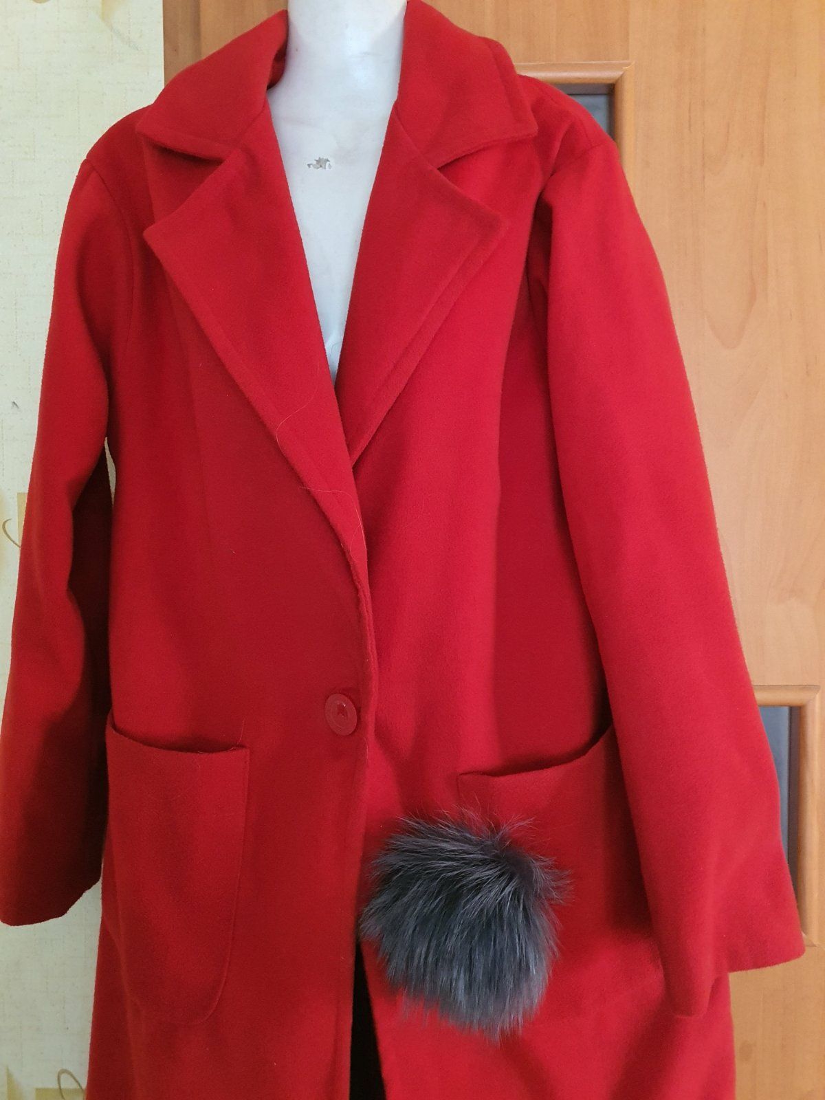 Пальто красное демосез.