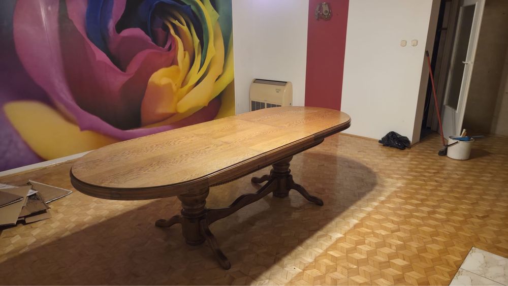 Duzy stół debowy z 10 krzesłami