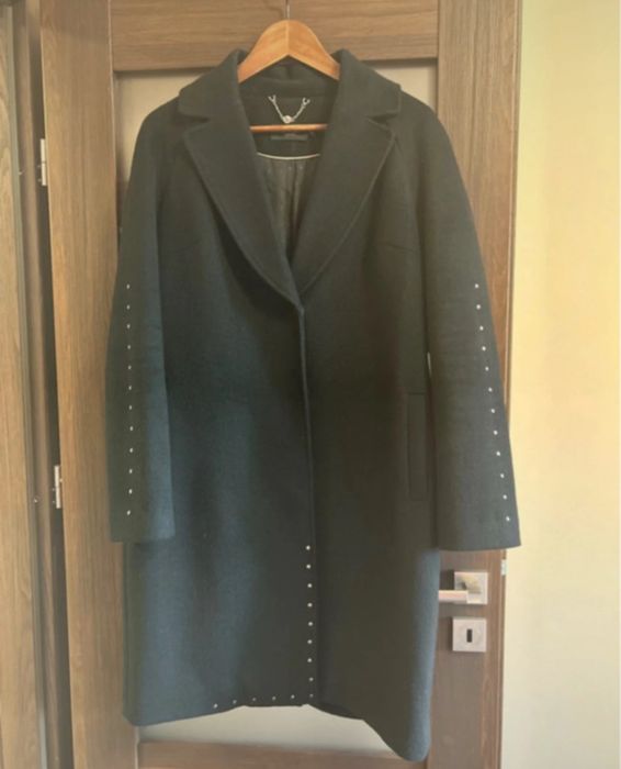 Klasyczny czarny płaszcz marki Monnari 38