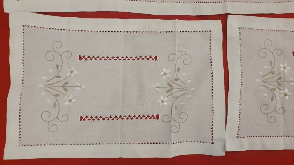 Colcha e toalha de croché e Panos de linhos bordados