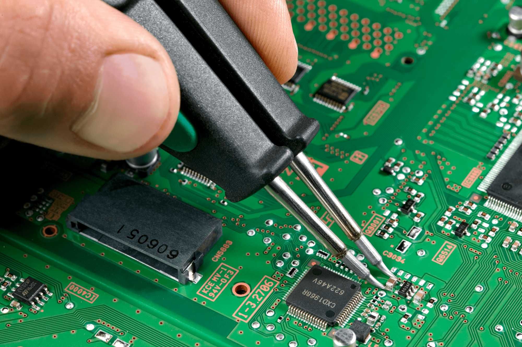 Reparação de equipamento eletrónico, criação de circuitos e PCBs.