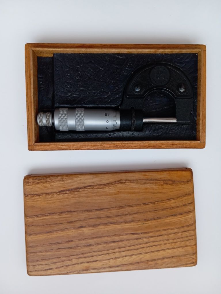 Mikromierz w drewnianym pudełku 0-25 mikrometr