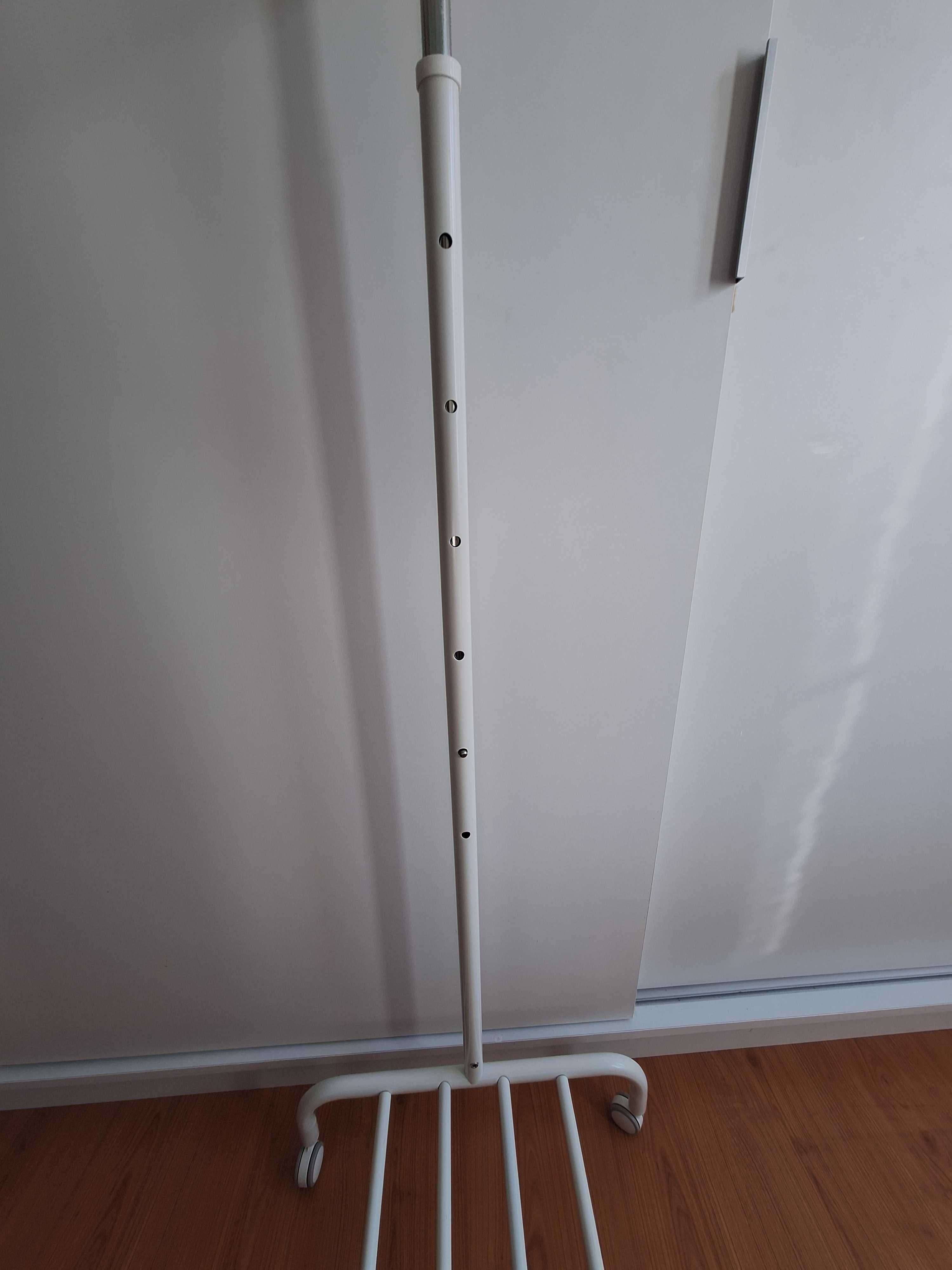 Charriot suporte cabides com arrumação para sapatos/malas