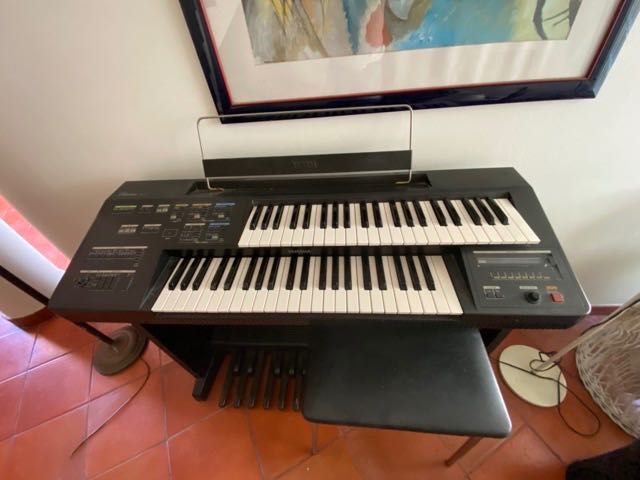 Piano Yamaha antigo