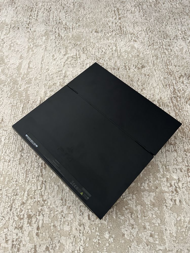Playstation PS4 com 2 comandos incluidos e 3 jogos