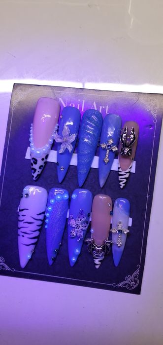 Авторські накладні нігті- ручний розпис  (на замовлення)
Або
У