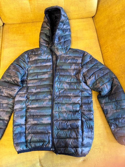Чоловіча куртка бренду HM з військовим принтом