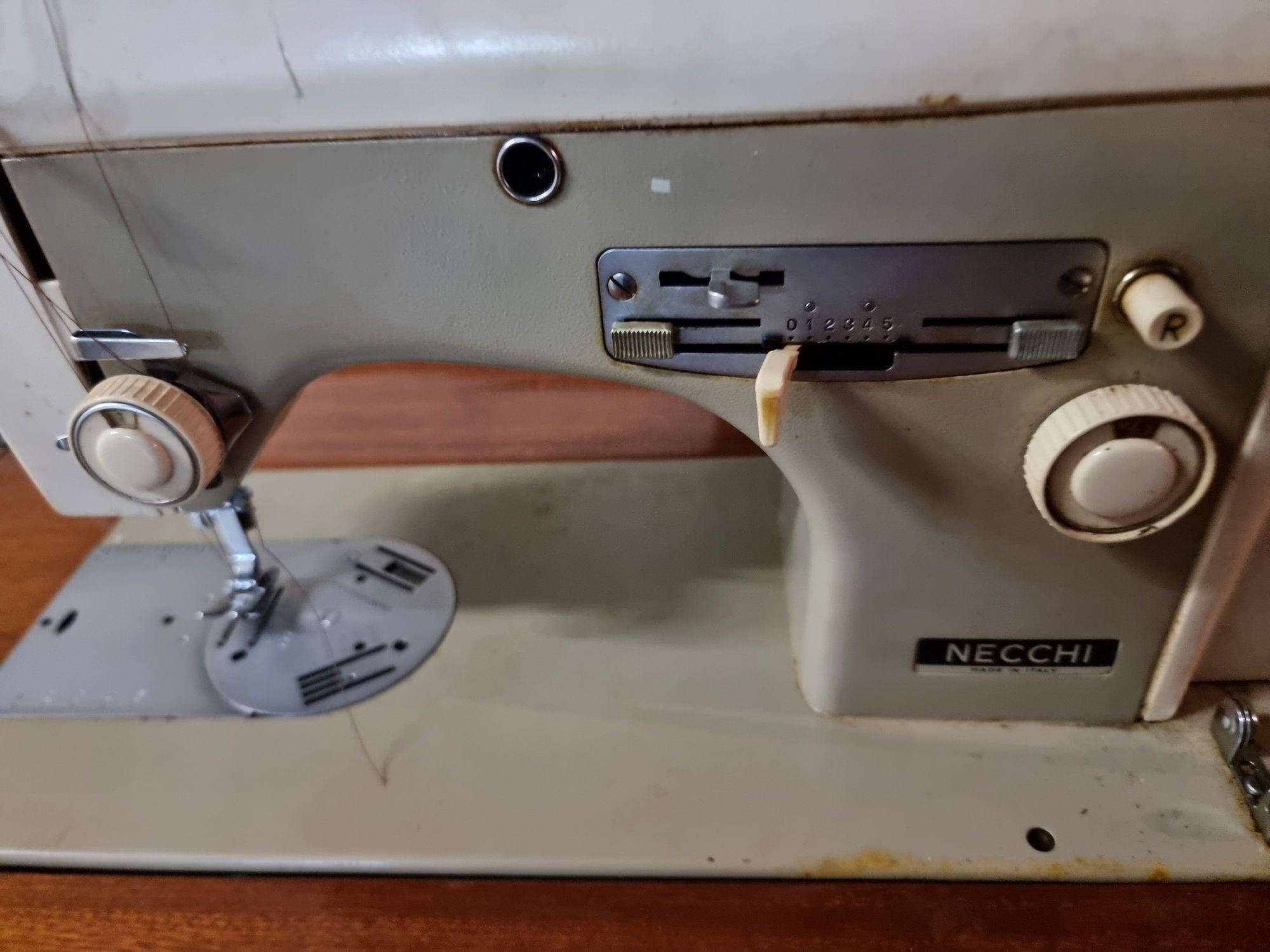 Máquina de costura com móvel