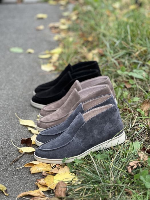 Взуття натуральне для жінок і чоловіків