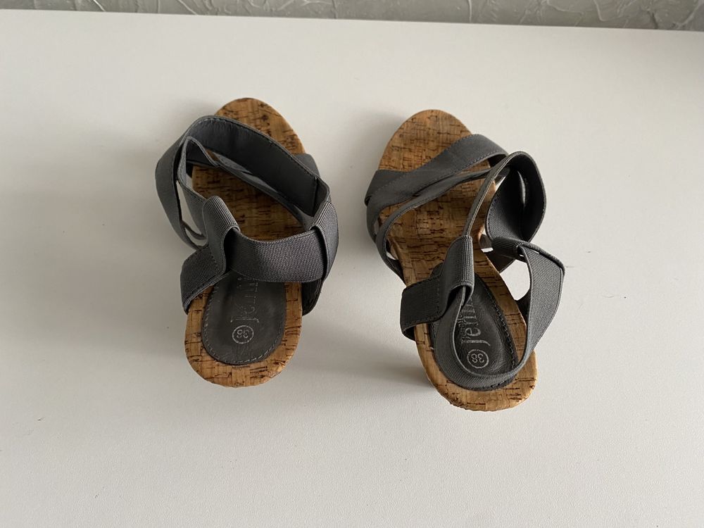Damskie buty na obcasie z szarymi paskami marli Jenifer rozmiar 38