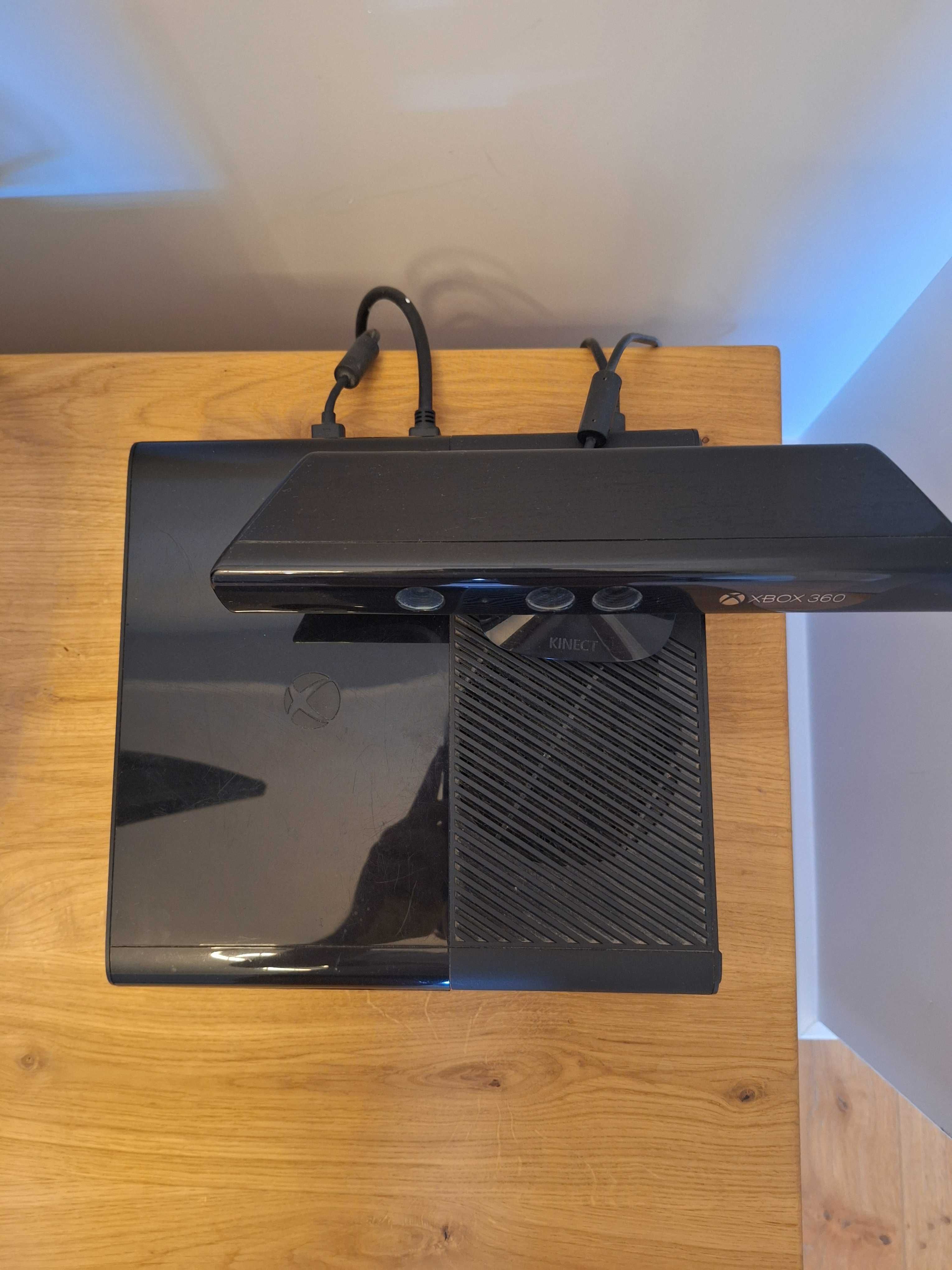 Konsola Xbox 360 wraz z sensorem ruchu Kinect, kontrolerem i 25 grami